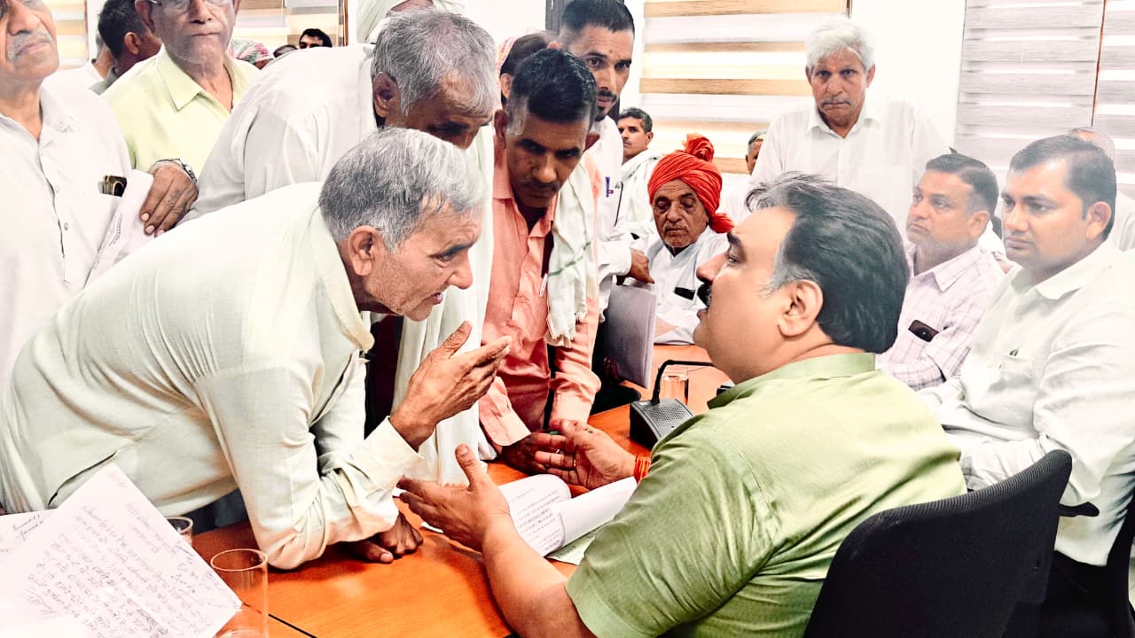 जनसमस्याएं सुनते हुए डिप्टी स्पीकर डा. कृष्ण मिड्ढा। जनसमस्याएं सुनते हुए डिप्टी स्पीकर डा. कृष्ण मिड्ढा।