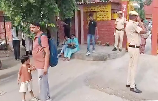 सोनीपत: परीक्षा केंद्र के मुख्य द्वार का         दृश्य