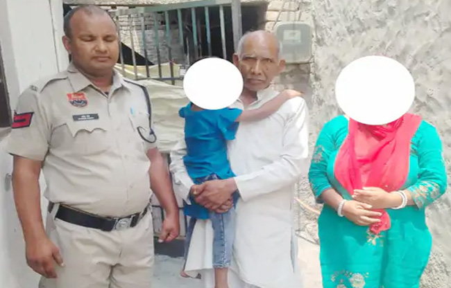 सोनीपत: बिछड़ी बच्च्ी को उसके परिजनों को         मिलाते पुलिस कर्मचारी