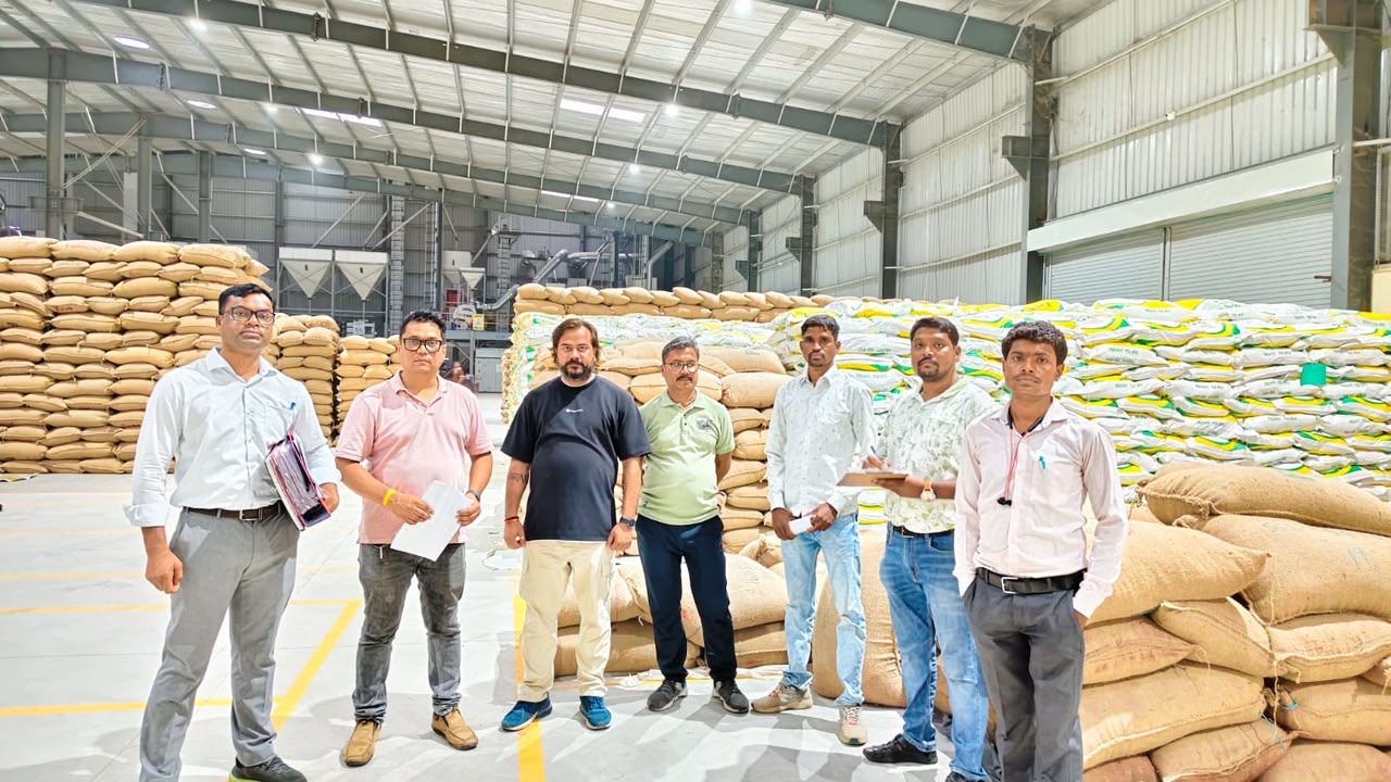 कार्रवाई करती प्रशासनिक टीम।