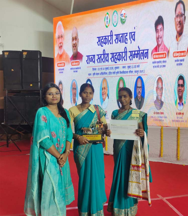 मुख्यमंत्री साय पंचक्की से जुड़े महिला स्व-सहायता समूह को ‘सहकार प्रेरणा सम्मान’ से सम्मानित करते हुए