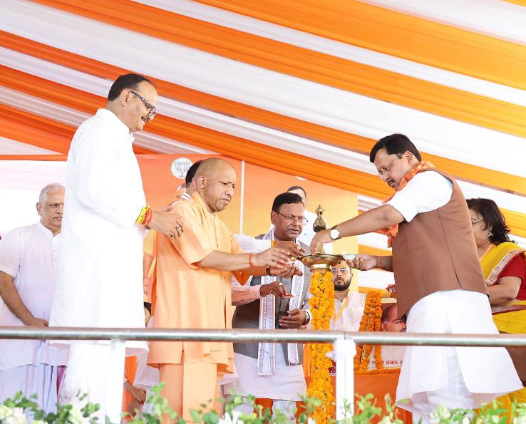 दीप जलाते नितिन नवीन व मुख्यमंत्री योगी आदित्यनाथ