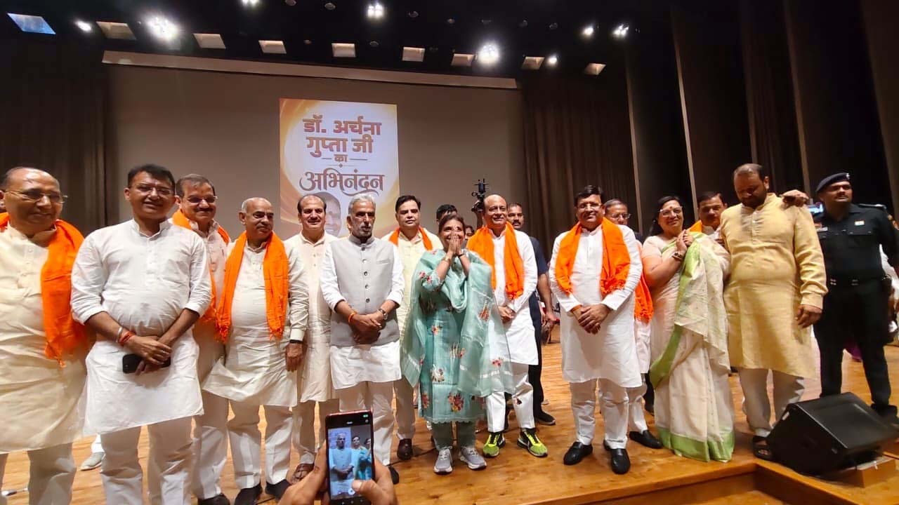 फरीदाबाद में लोगों का अभिवादन करती भाजपा प्रदेशाध्यक्ष अर्चना गुप्ता फरीदाबाद में लोगों का अभिवादन करती भाजपा प्रदेशाध्यक्ष अर्चना गुप्ता