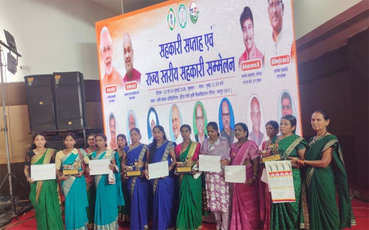 मुख्यमंत्री साय पंचक्की से जुड़े महिला स्व-सहायता समूह को ‘सहकार प्रेरणा सम्मान’ से सम्मानित करते हुए