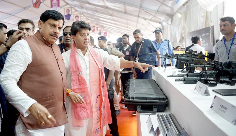 केन्द्रीय मंत्री सिंधिया और मुख्यमंत्री ने शिवपुरी में अदाणी डिफेंस यूनिट के भूमि-पूजन कार्यक्रम में प्रदर्शनी का अवलोकन किया