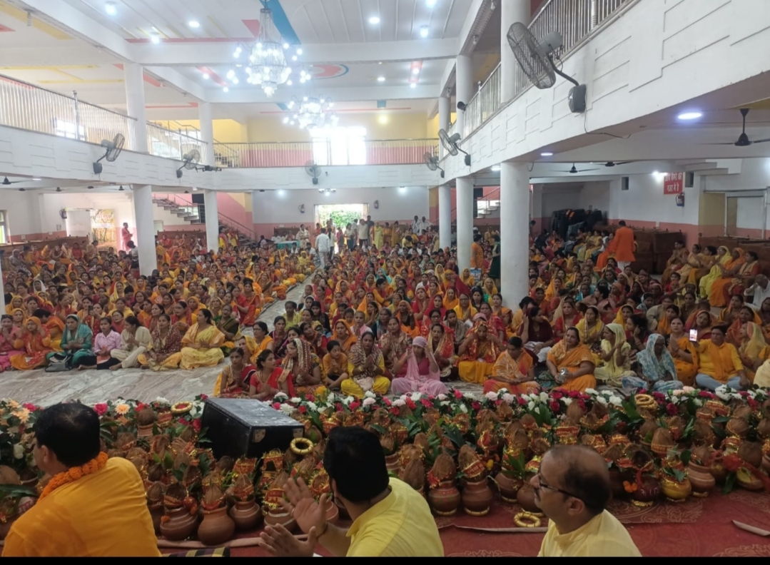 राम कथा सुनने पहुंची महिलाएँ