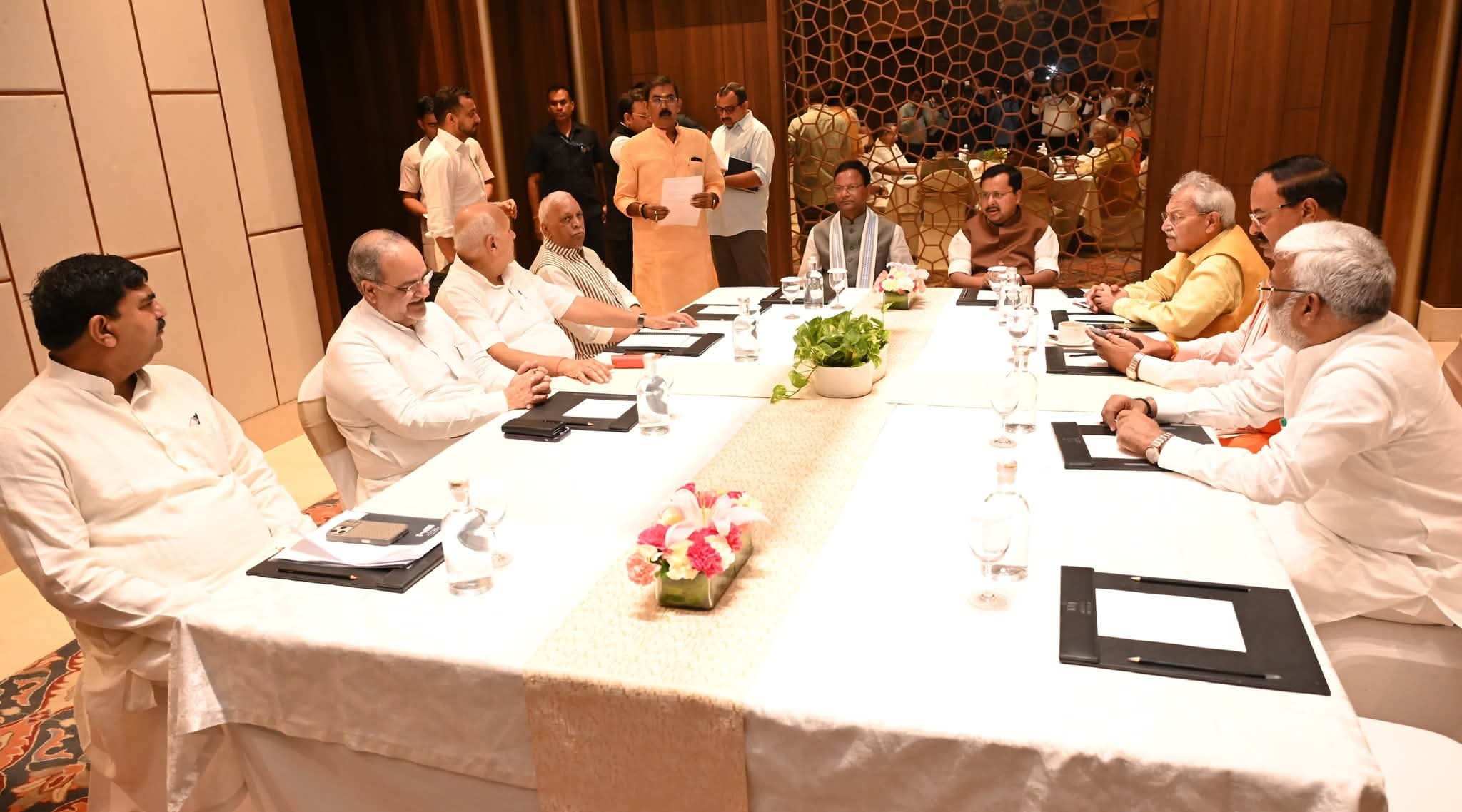 भाजपा के पूर्व प्रदेश अध्यक्षों के साथ बैठक करते नितिन नवीन भाजपा के पूर्व प्रदेश अध्यक्षों के साथ बैठक करते नितिन नवीन