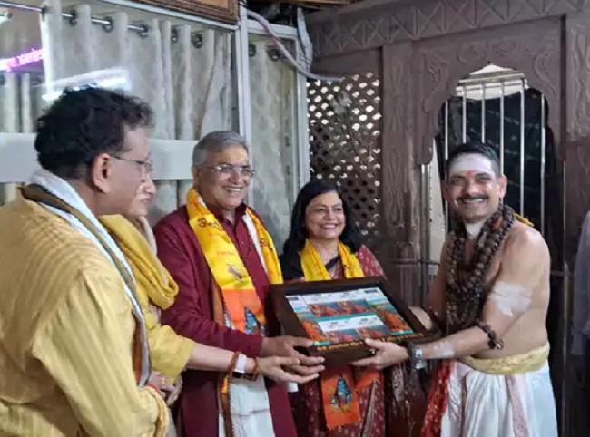 ओंकारेश्वर ज्योतिर्लिंग मंदिर में मुख्य निर्वाचन आयुक्त का सम्मान करते हुए पुजारी ओंकारेश्वर ज्योतिर्लिंग मंदिर में मुख्य निर्वाचन आयुक्त का सम्मान करते हुए पुजारी