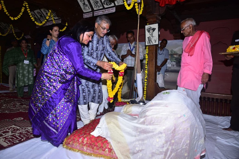 मुख्य निर्वाचन आयुक्त ज्ञानेश कुमार अहिल्याबाई की गादी संग्रहालय को नमन करते हुए मुख्य निर्वाचन आयुक्त ज्ञानेश कुमार अहिल्याबाई की गादी संग्रहालय को नमन करते हुए