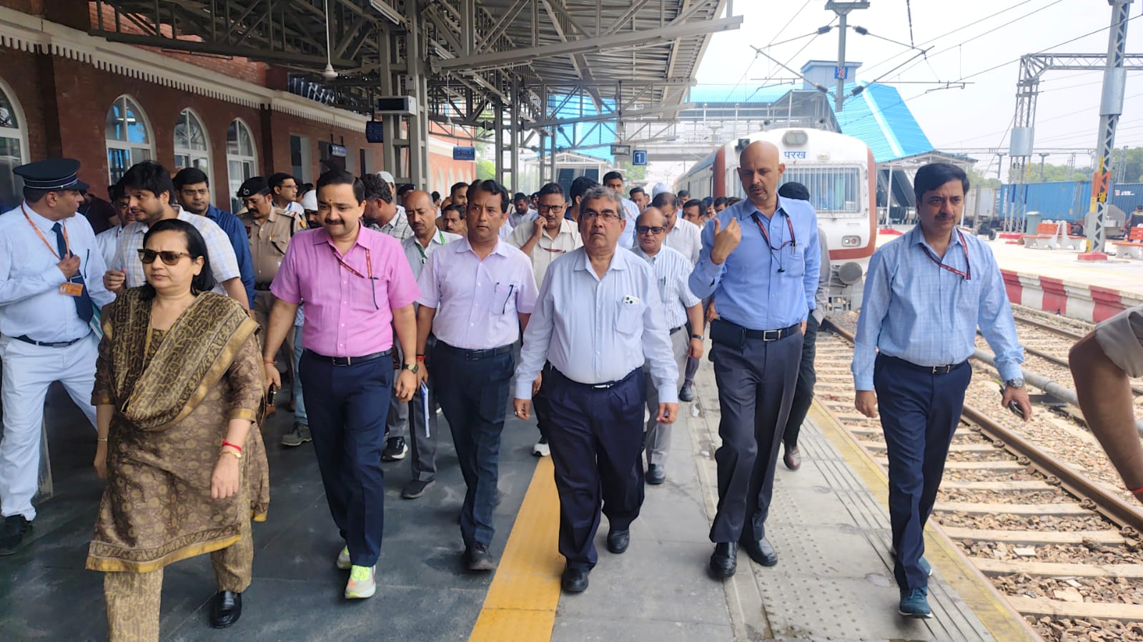 निरीक्षण करते हुए रेलवे महाप्रबंधक राजेश कुमार पांडेय। निरीक्षण करते हुए रेलवे महाप्रबंधक राजेश कुमार पांडेय।