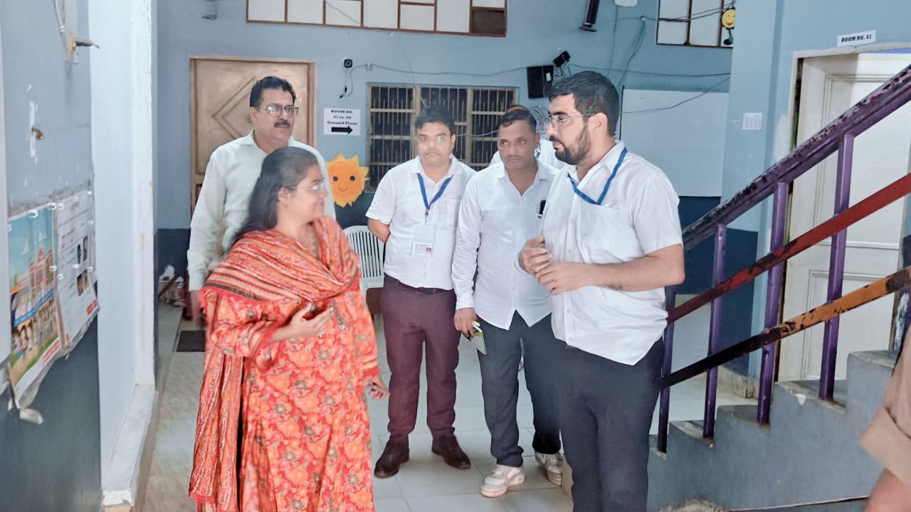 परीक्षा केंद्र का जायजा लेते हुए डीसी डा. वैशाली।