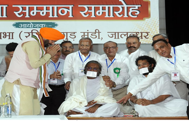 हरियाणा के मुख्यमंत्री नायब सैनी जालंधर में जैन मुनियाें के समक्ष नतमस्तक हाेते हुए
