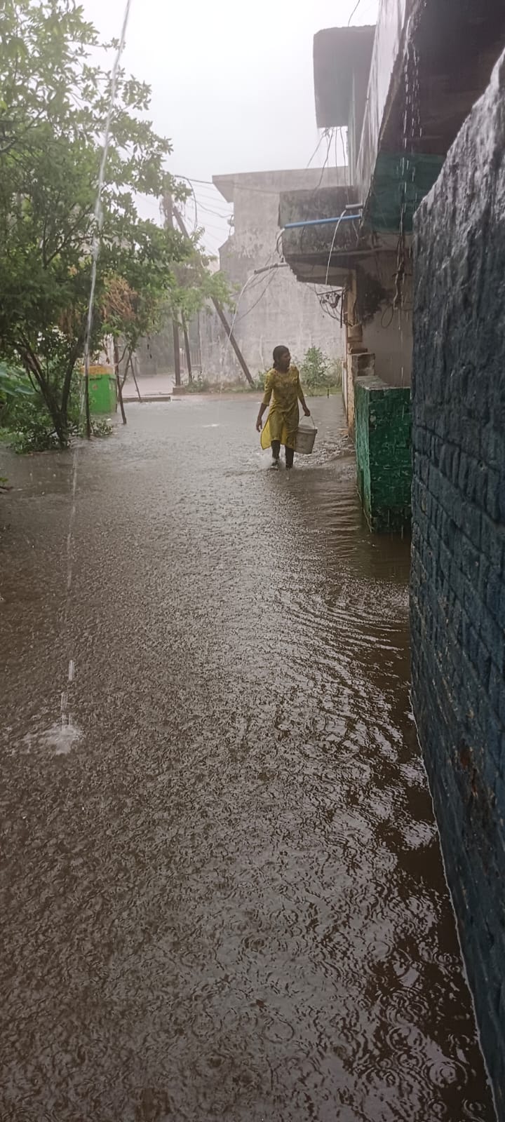 गलियों में भरा।