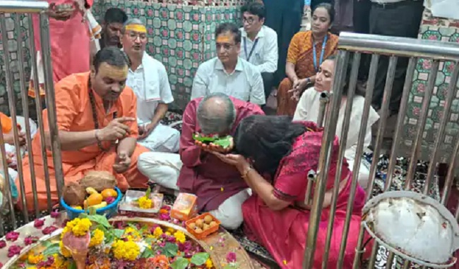 ओंकारेश्वर में ज्योतिर्लिंग का पूजन करते हुए मुख्य निर्वाचन आयुक्त ओंकारेश्वर में ज्योतिर्लिंग का पूजन करते हुए मुख्य निर्वाचन आयुक्त