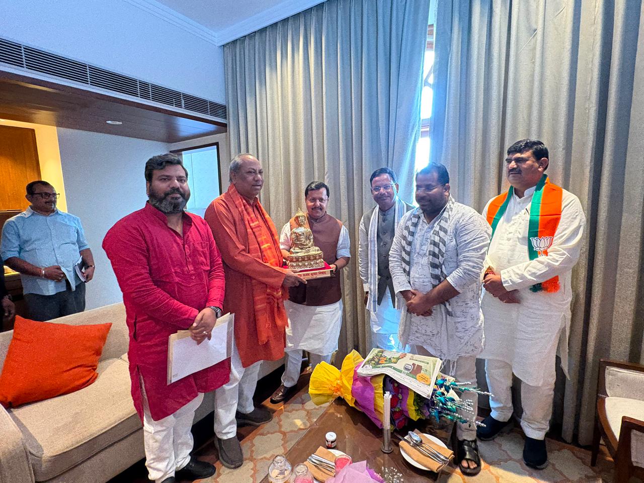 भाजपा अध्यक्ष नितिन नवीन से मिलते निषाद पार्टी अध्यक्ष डॉक्टर संजय निषाद