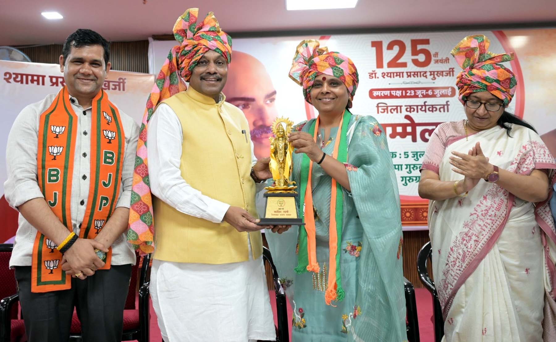 गुरुग्राम स्थित भाजपा कार्यालय में राष्ट्रीय महामंत्री विनोद तावड़े को स्मृति चिन्ह भेंट करतीं प्रदेश अध्यक्ष डा. अर्चना गुप्ता।