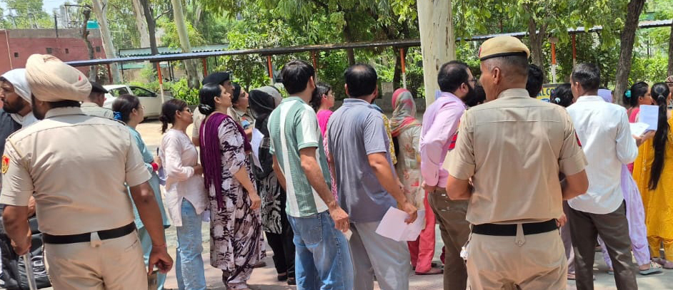 परीक्षा केंद्र प्रवेश से पहले दस्तावेजों की जांच करते परीक्षार्थी। परीक्षा केंद्र प्रवेश से पहले दस्तावेजों की जांच करते परीक्षार्थी।