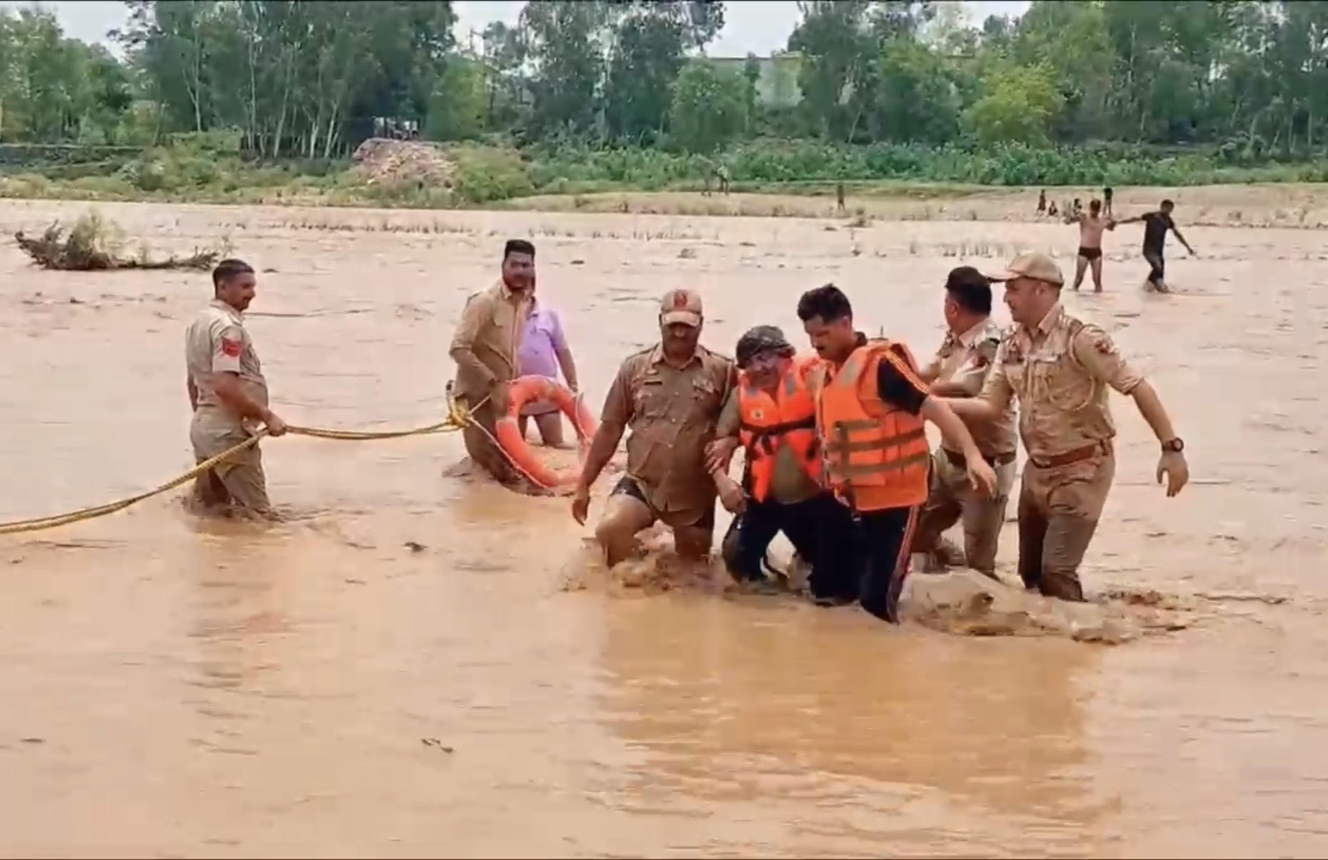Samba Police rescue five people trapped in strong currents