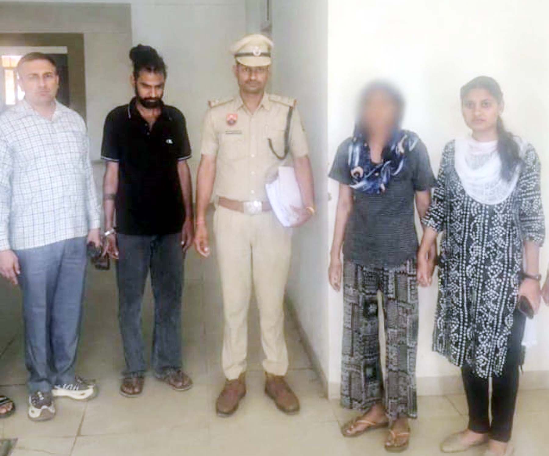 पुलिस की गिरफ्त में महिला की हत्या के आराेपी।