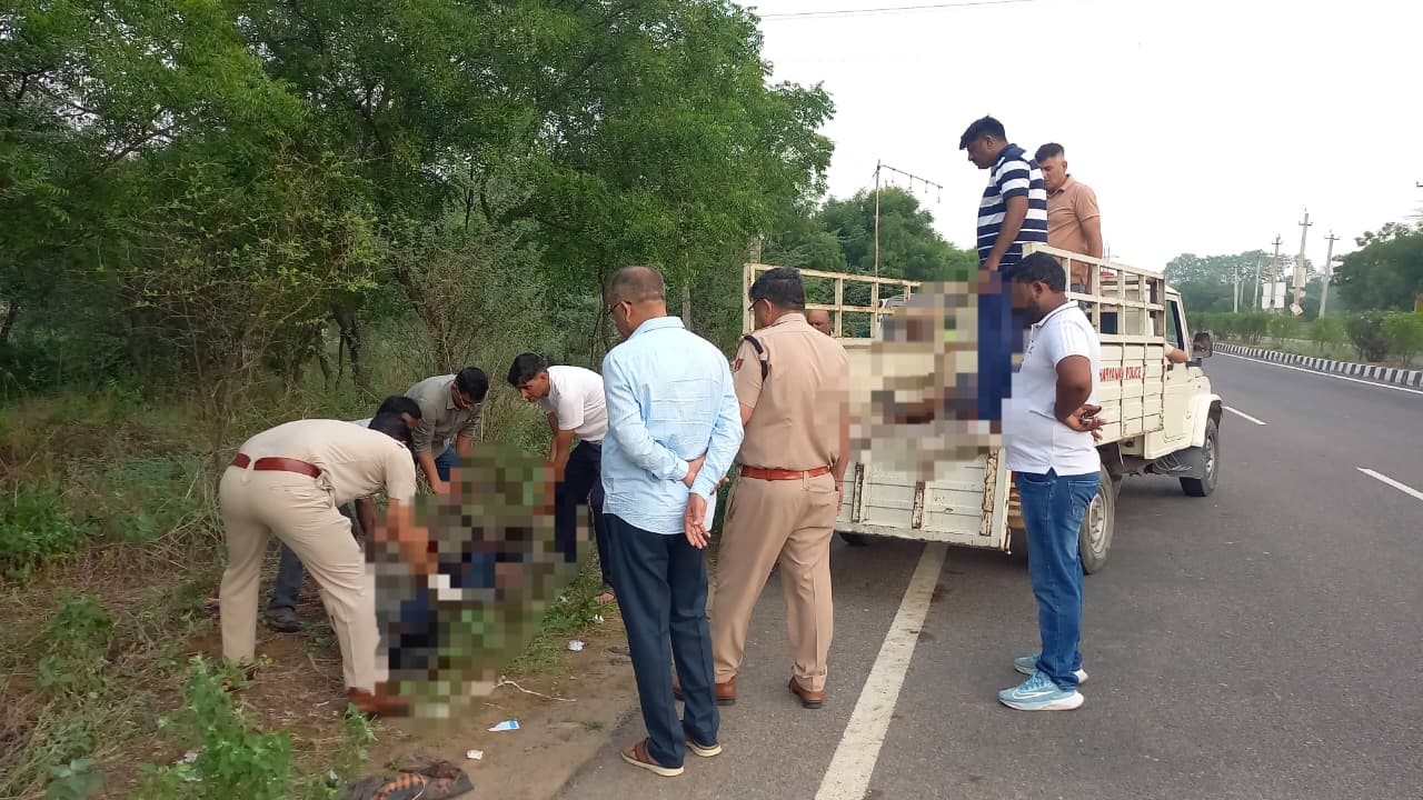 झज्जर गुरुग्राम मार्ग पर मिले शवाें की जांच करती पुलिस