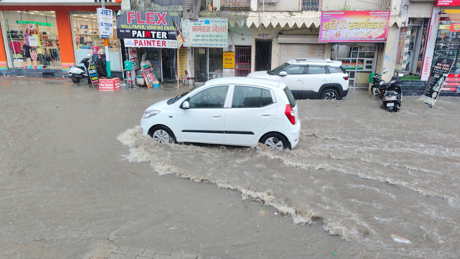 बरसाती पानी जमा होने से सड़कें बनी तालाब।