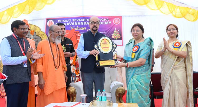 राज्यपाल रमेन डेका प्रणवानंद अकादमी में रोबोटिक्स लैबोरेट्री का लोकार्पण करते हुए राज्यपाल रमेन डेका प्रणवानंद अकादमी में रोबोटिक्स लैबोरेट्री का लोकार्पण करते हुए