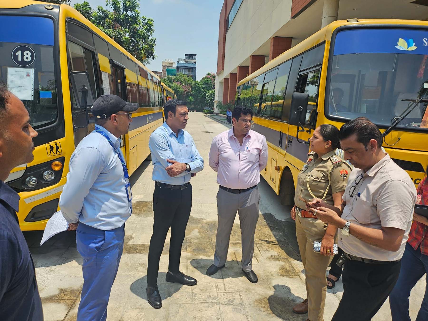 गुरुग्राम में बसों की जांच के दौरान मौके पर मौजूद अधिकारी। गुरुग्राम में बसों की जांच के दौरान मौके पर मौजूद अधिकारी।