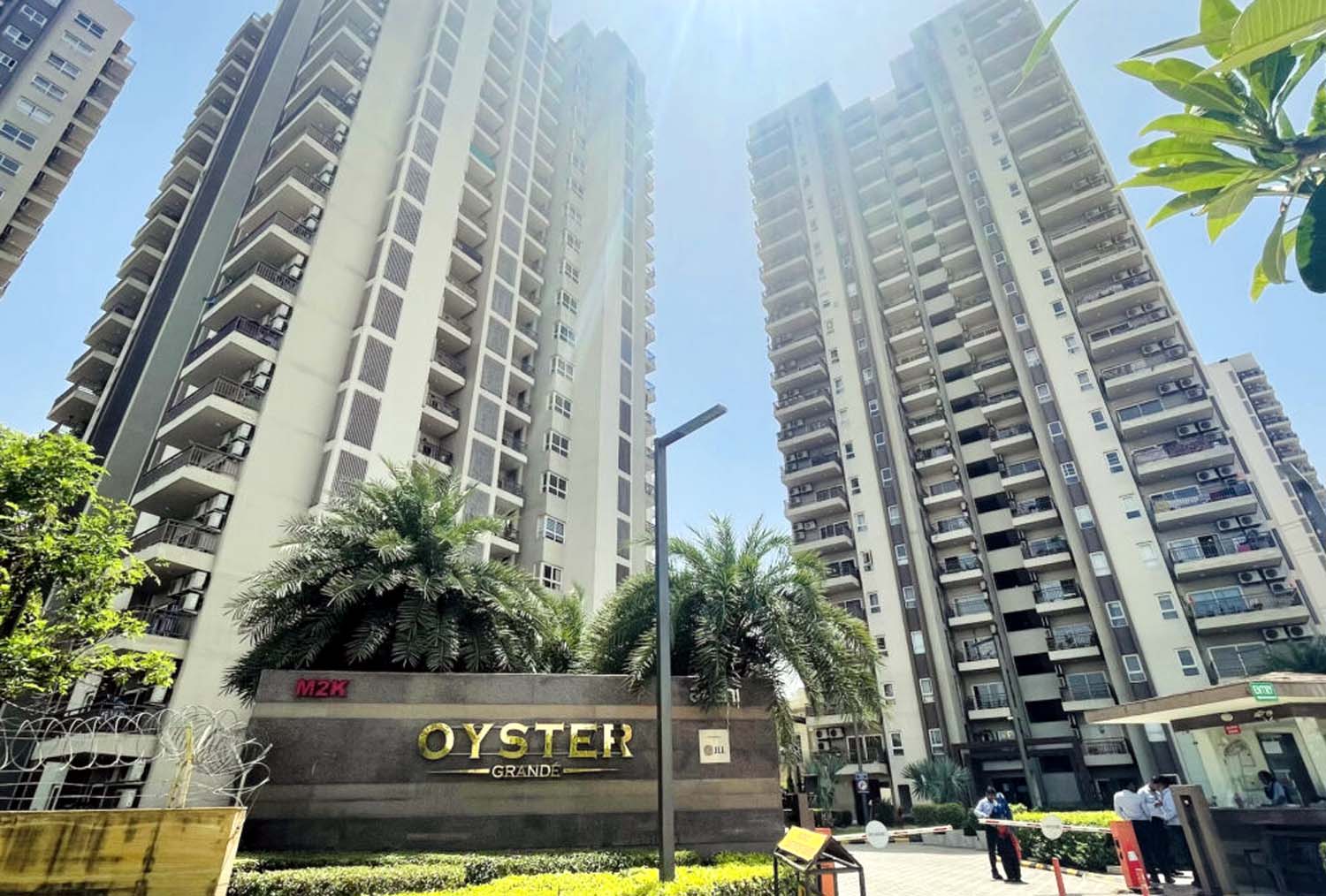 गुरुग्राम के सेक्टर-102 स्थित अडानी ऑएस्टर सोसायटी, इसी सोसायटी की बेसमेंट पार्किंग में छत का हिस्सा गिरा। गुरुग्राम के सेक्टर-102 स्थित अडानी ऑएस्टर सोसायटी, इसी सोसायटी की बेसमेंट पार्किंग में छत का हिस्सा गिरा।