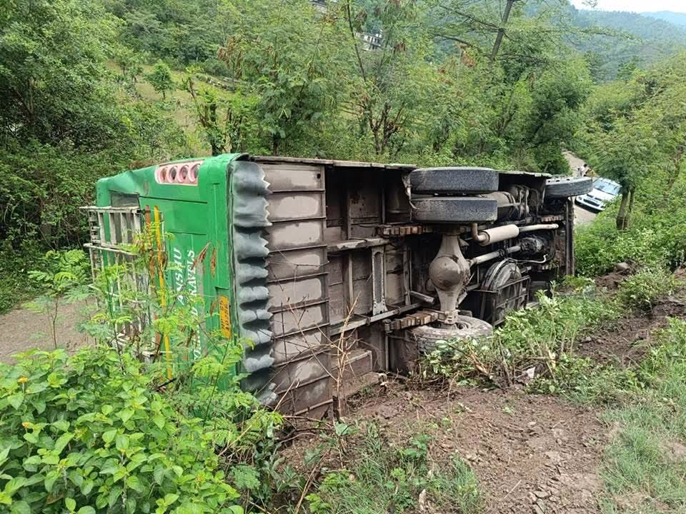 फोटोः दुर्घटनाग्रस्त बस । फोटोः दुर्घटनाग्रस्त बस ।