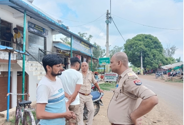 पीड़ित से पूछताछ करती पुलिस