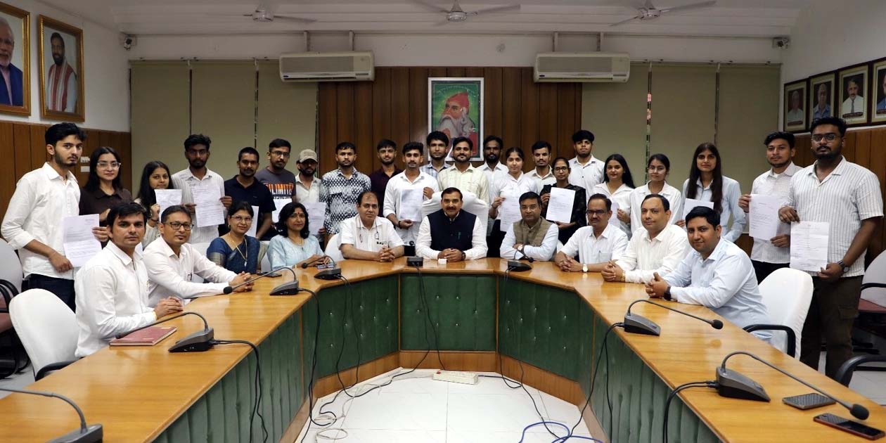 चयनित विद्यार्थियों को ऑफर लेटर सौंपते कुलपति प्रो. नरसी राम बिश्नोई। चयनित विद्यार्थियों को ऑफर लेटर सौंपते कुलपति प्रो. नरसी राम बिश्नोई।