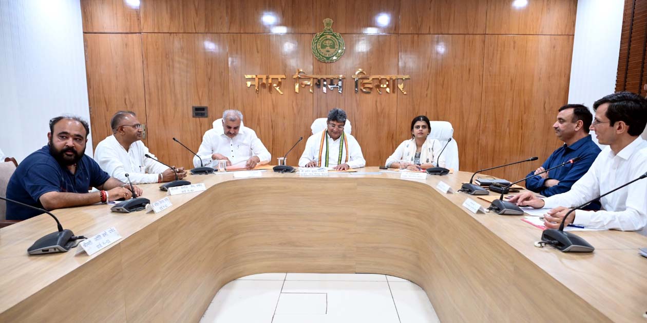 बैठक में उपस्थित मेयर प्रवीण पोपली, विधायक रणधीर पनिहार एवं अन्य अधिकारी। बैठक में उपस्थित मेयर प्रवीण पोपली, विधायक रणधीर पनिहार एवं अन्य अधिकारी।