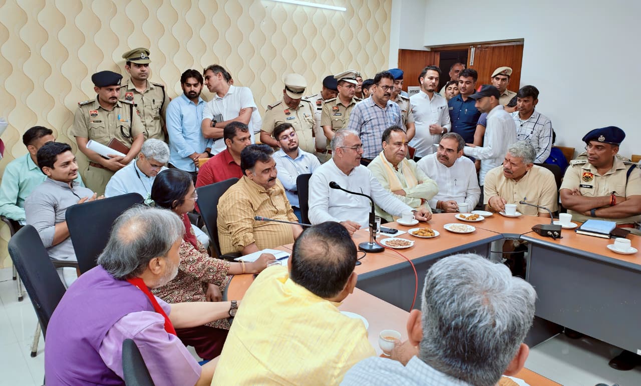 अधिकारियों को दिशा-निर्देश देते हुए राज्यसभा सांसद संजय भाटिया। अधिकारियों को दिशा-निर्देश देते हुए राज्यसभा सांसद संजय भाटिया।
