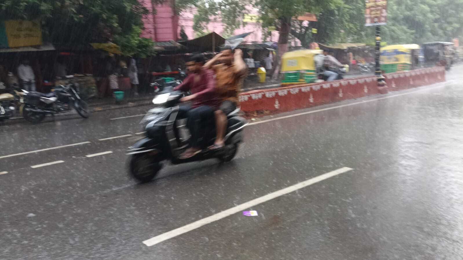 वाराणसी में बारिश का नजारा