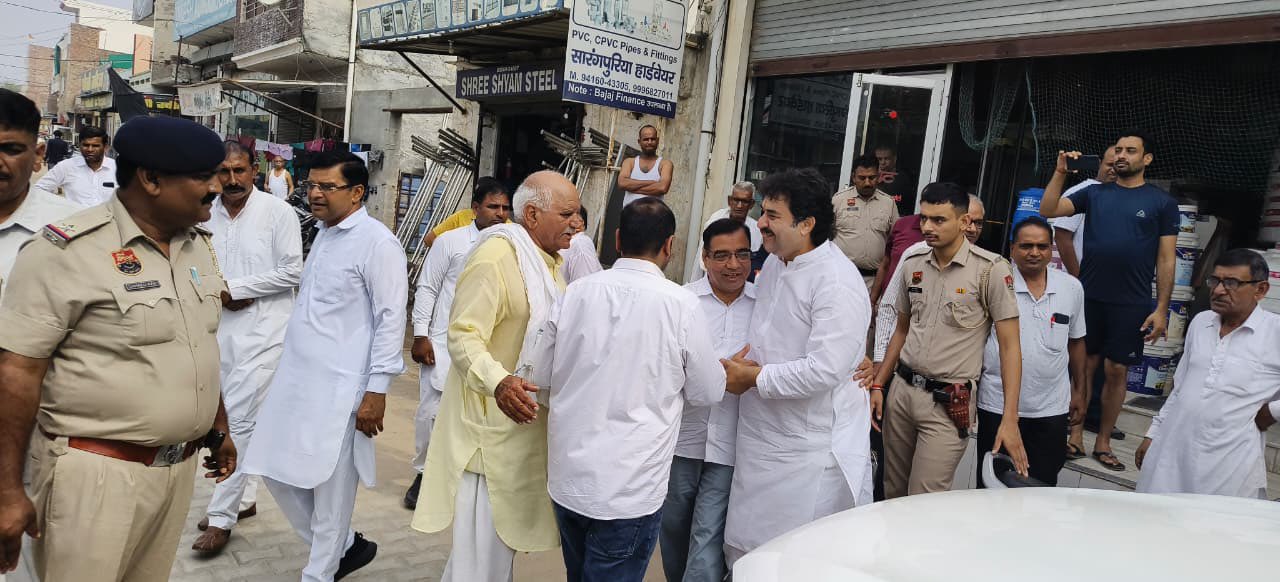 क्षेत्रवासियों से मिलते कुलदीप बिश्नोई।