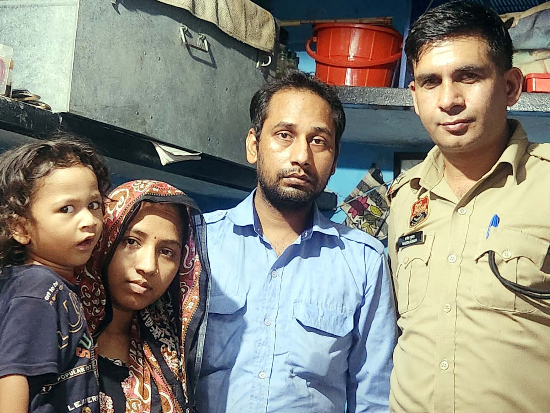 परिजनों व पुलिस के साथ बच्चा व उसकी मां।