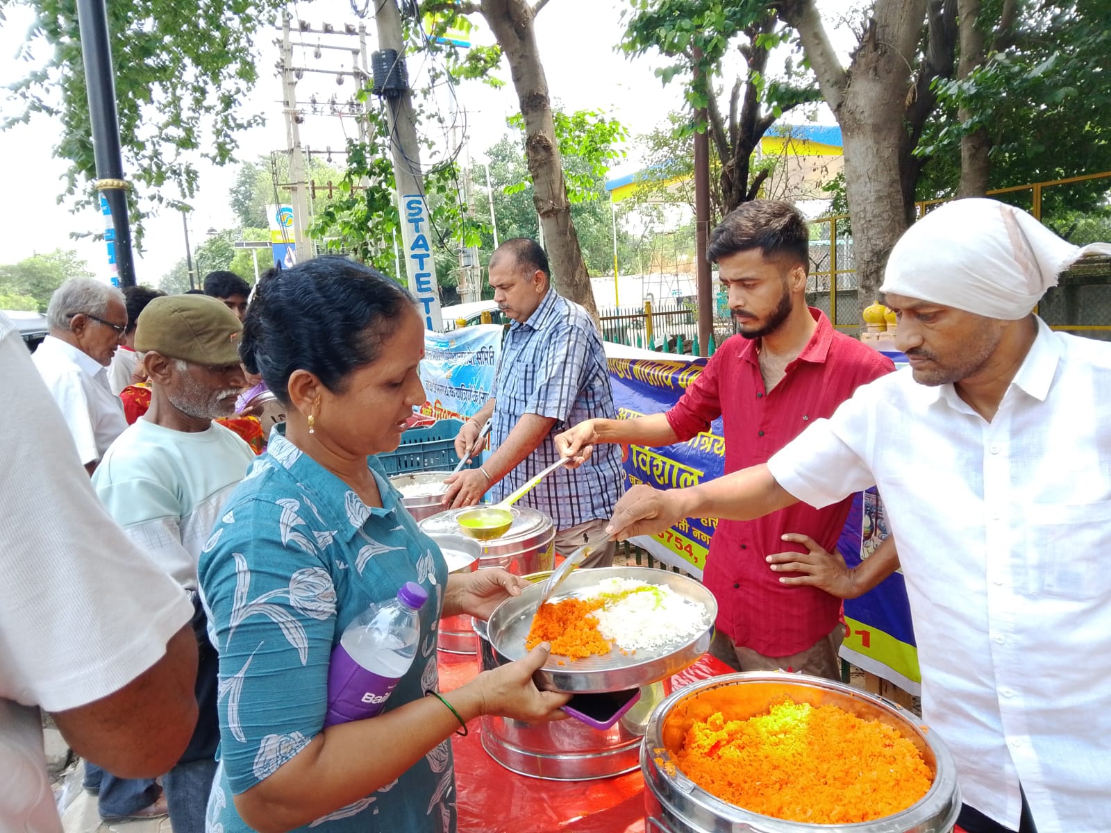 जम्मू रेलवे स्टेशन पर अमरनाथ यात्रियों के लिए भंडारा पांचवें दिन भी जारी जम्मू रेलवे स्टेशन पर अमरनाथ यात्रियों के लिए भंडारा पांचवें दिन भी जारी