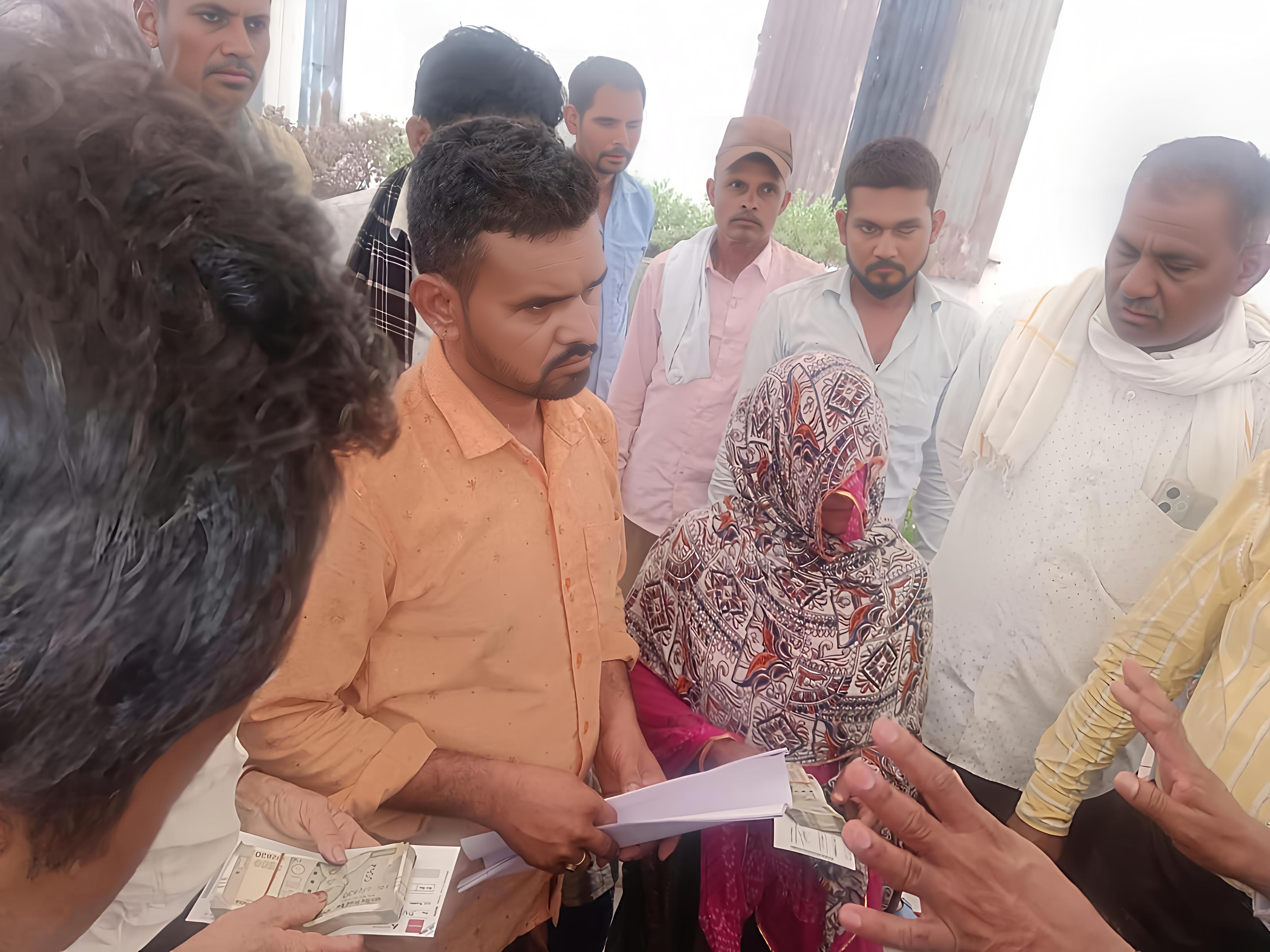 मृतक के परिजनों से चर्चा करते हुए मृतक के परिजनों से चर्चा करते हुए
