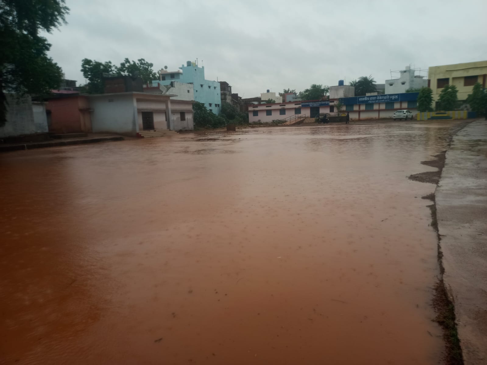 गोकुलपुर वार्ड स्थित स्कूल में परिसर में भरा है पानी।