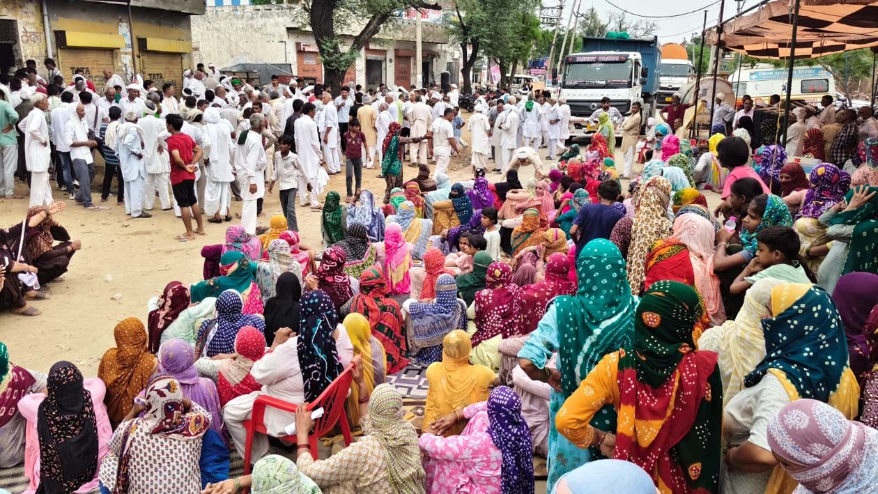हांसी बरवाला रोड़ चानौत गांव में धरनास्थल के पास ग्रामीणों द्वारा लगाया गया सड़क जाम।