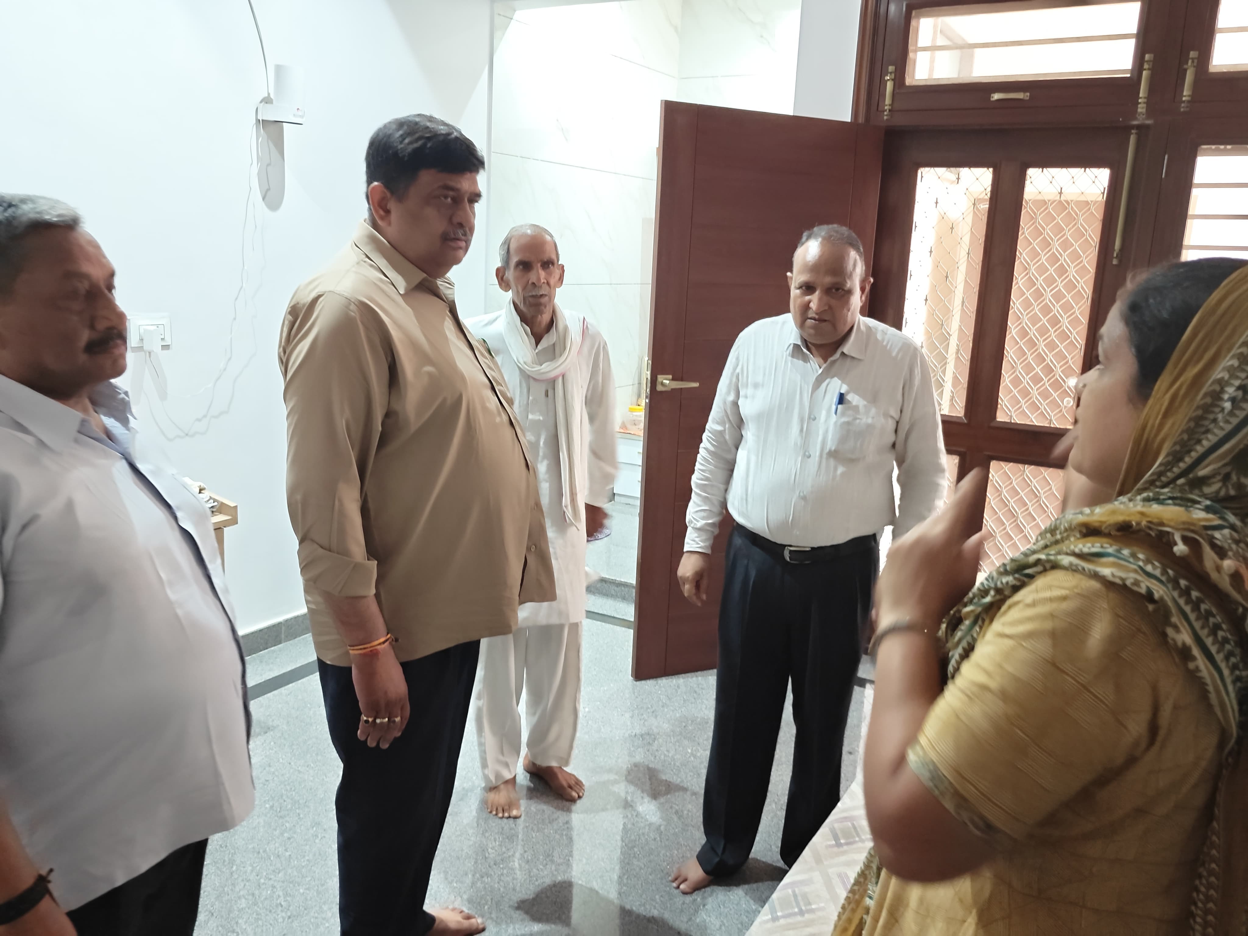 अलवर. पीड़ित से मुलाक़ात करते मंत्री संजय शर्मा।