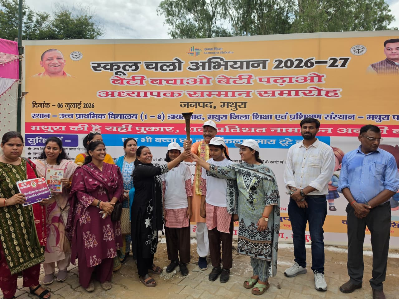विधायक, सीडीओ और बीएसए ने संयुक्त रूप से स्कूल चलो रैली की मशाल प्रज्वलित की और हरी झंडी दिखाकर विशाल जागरूकता रैली को रवाना करते हुए