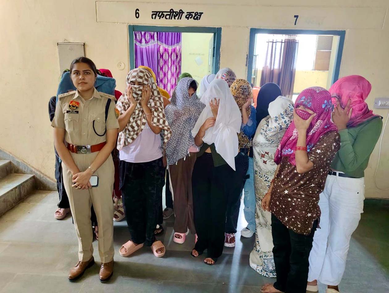 होटल से रेस्कयू की गई महिलाओं के साथ डीएसपी प्रिया शर्मा। होटल से रेस्कयू की गई महिलाओं के साथ डीएसपी प्रिया शर्मा।