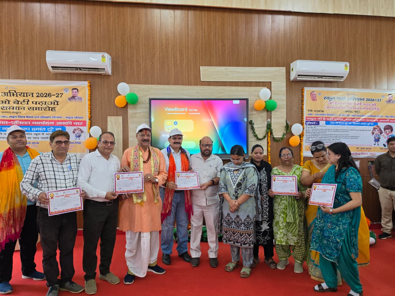शिक्षकाें काे सम्मानित करते हुए विधायक, जिपंअ, सीडीअेा बीएसए