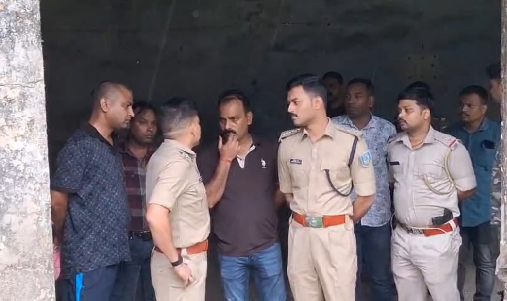 घटनास्थल पर मौजूद अधिकारी घटनास्थल पर मौजूद अधिकारी