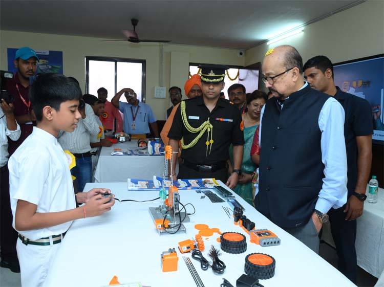 राज्यपाल रमेन डेका प्रणवानंद अकादमी में रोबोटिक्स लैबोरेट्री का लोकार्पण करते हुए राज्यपाल रमेन डेका प्रणवानंद अकादमी में रोबोटिक्स लैबोरेट्री का लोकार्पण करते हुए