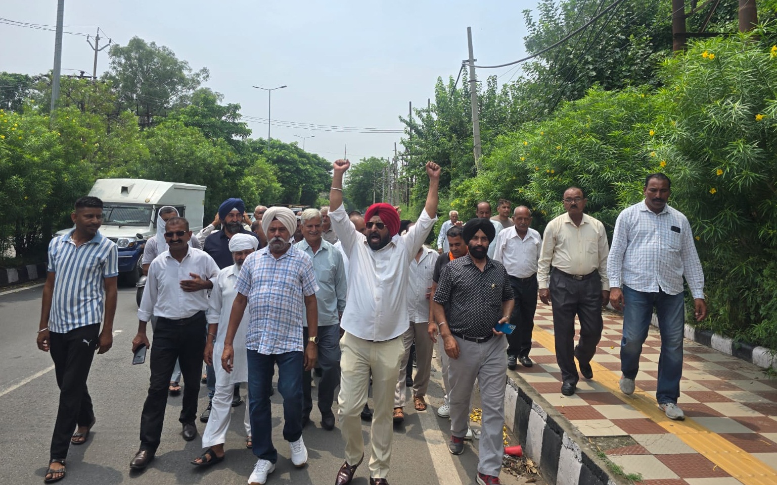 बिजली कटौती से नाराज सीमावर्ती किसानों का जेपीडीसीएल कार्यालय पर प्रदर्शन, धान की फसल बचाने के लिए नियमित बिजली आपूर्ति की मांग बिजली कटौती से नाराज सीमावर्ती किसानों का जेपीडीसीएल कार्यालय पर प्रदर्शन, धान की फसल बचाने के लिए नियमित बिजली आपूर्ति की मांग