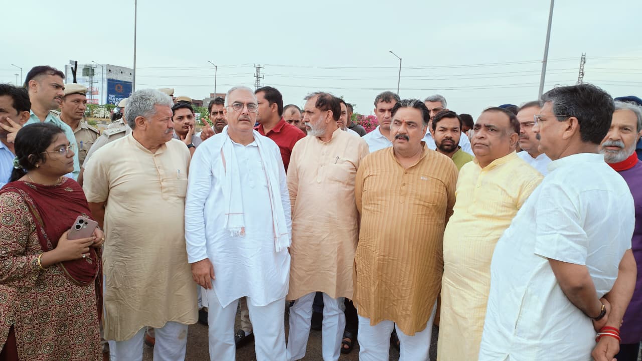 सभा स्थल का निरीक्षण करते हुए राज्यसभा सांसद संजय भाटिया। सभा स्थल का निरीक्षण करते हुए राज्यसभा सांसद संजय भाटिया।