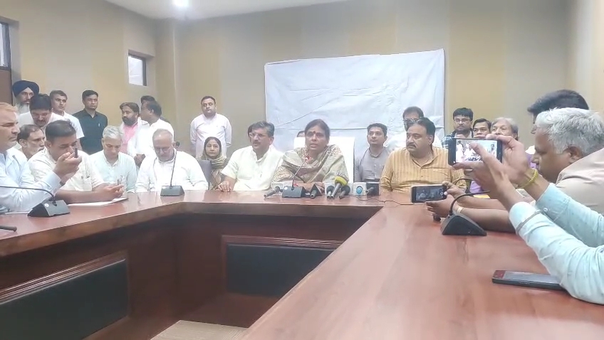 पत्रकारों से बातचीत करते हुए हरियाणा भाजपा प्रदेशाध्यक्ष डा. अर्चना गुप्ता।