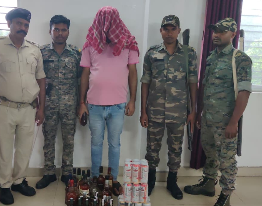 अवैध शराब के साथ गिरफ्तार तस्कर अवैध शराब के साथ गिरफ्तार तस्कर